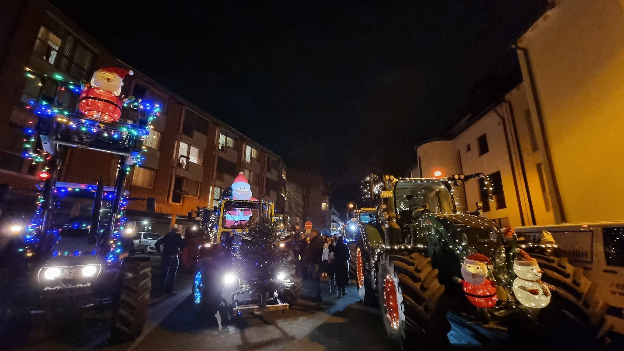 Lichterfahrt der Landwirte in Ratingen: Strahlende Traktoren verbreiten Hoffnung und Freude