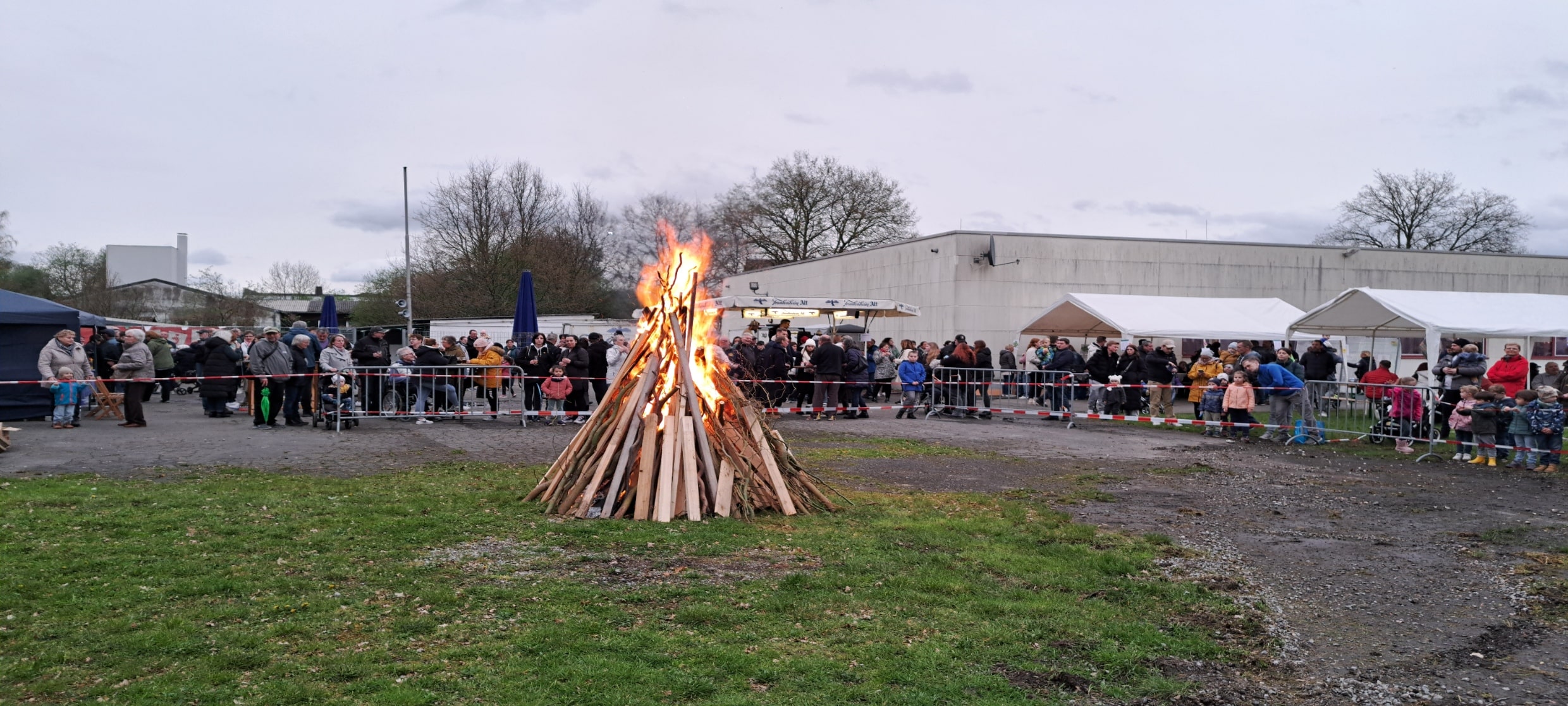Erfolgreiches Osterfeuer in Tiefenbroich: Ein Fest der Gemeinschaft und Freude